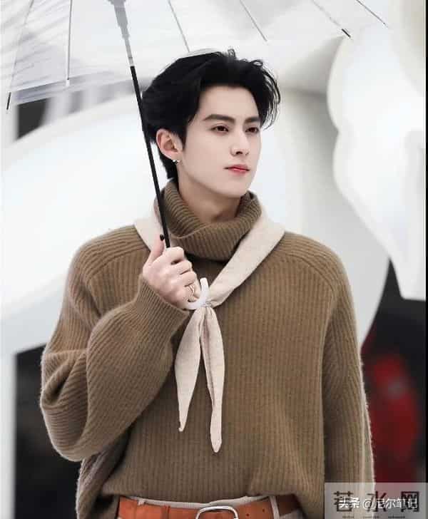 王鹤棣空降成都!穿蝴蝶袖戴领巾“姨味儿”十足,造型跟不上颜值