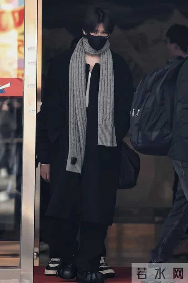 围巾：优雅与危险并存，是男人最温柔的武器，也考验审美功底。