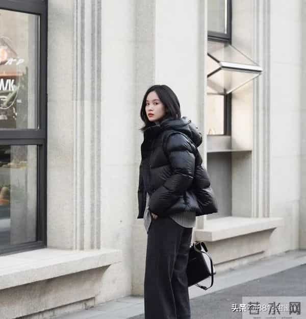 黑色羽绒服别再穿成沥青板,学学这三招,高级又显瘦