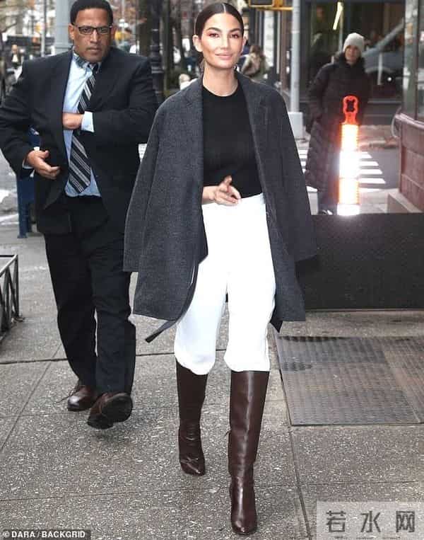 今年冬天流行一种穿搭,叫“靴中裤”,时髦保暖又减龄