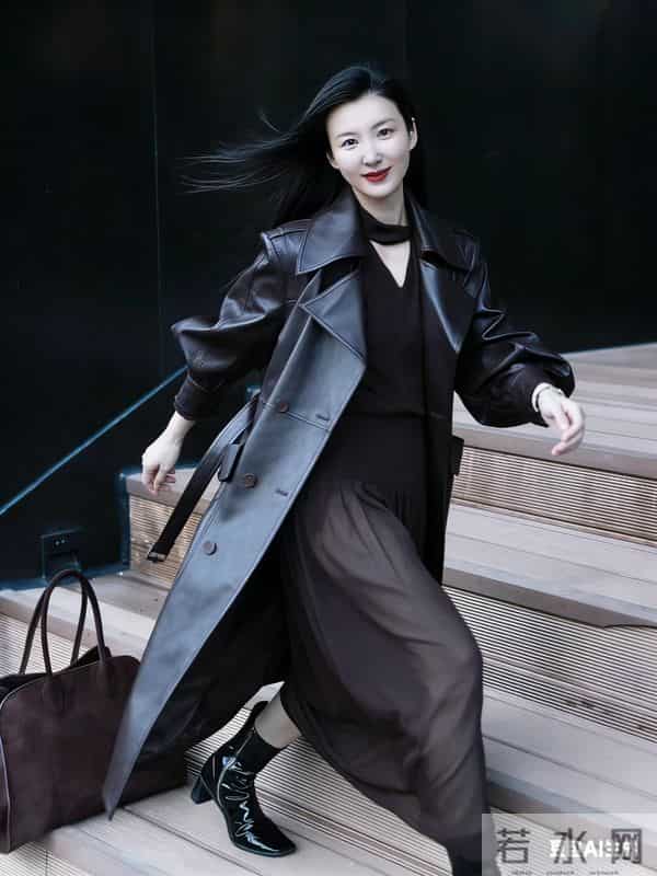 黑皮衣御姐杀疯!红唇配长裙这高级氛围感直接戳审美