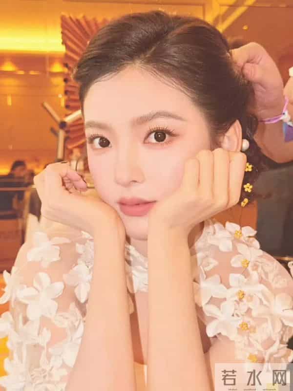 章若楠“气质千金妆”!内娱白月光的存在,网友:妈生好皮就是好