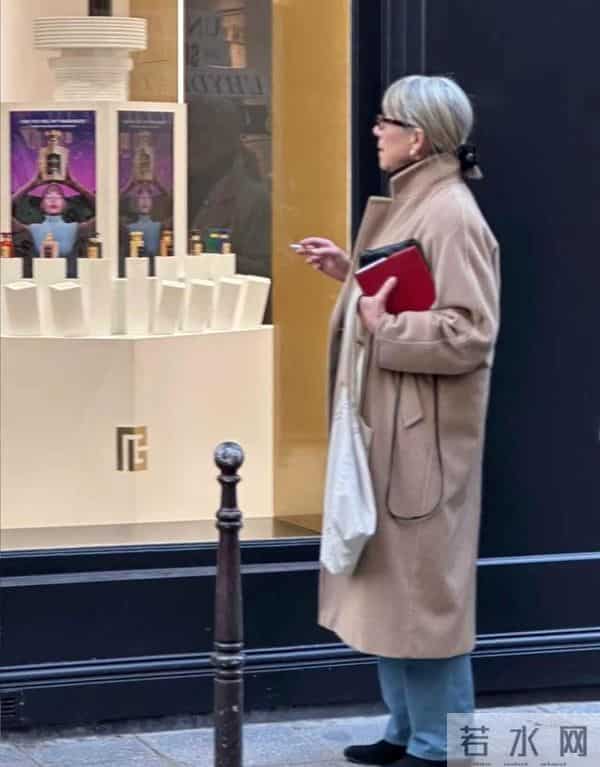 等我老了，绝不穿羽绒服、冲锋衣！学法国女人穿这3种衣服更洋气