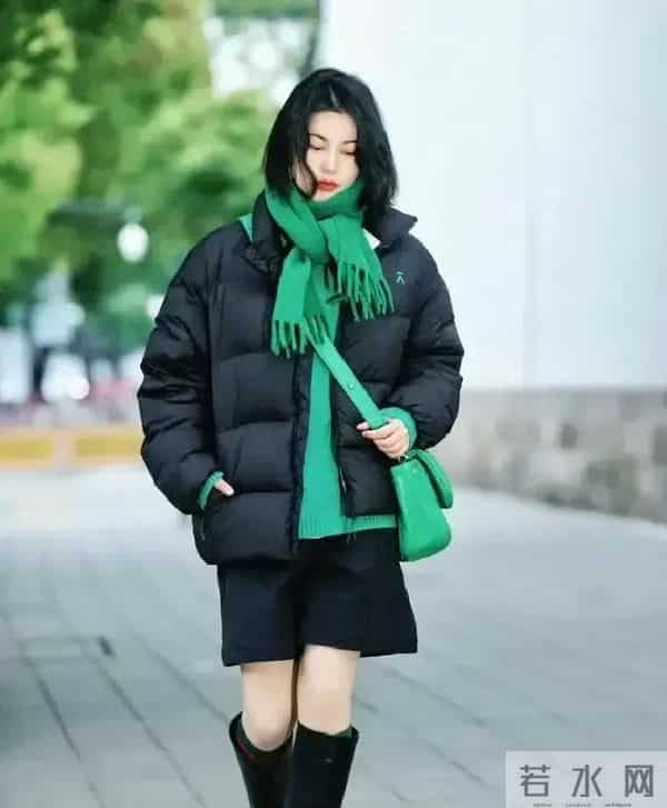 “黑色羽绒服”今年冬天火爆了，这样穿高级又显瘦