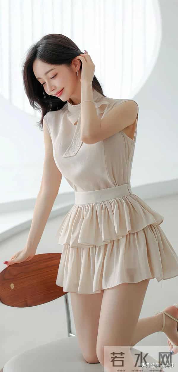 立领蝴蝶结束腰，双层荷叶边短裙，浅米色雪纺。