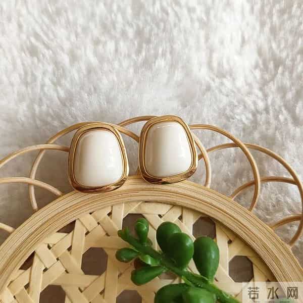 潘通色出炉！普通人怎么把流行色穿出彩？