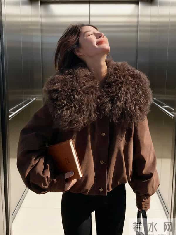 大毛领+金属扣细节,低调里透着贵气~