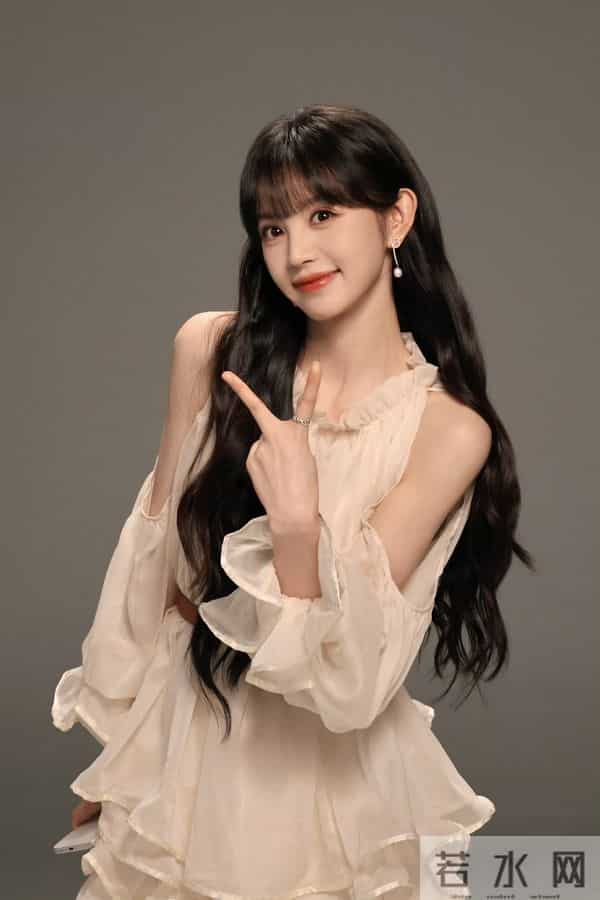 田曦薇多面魅力暴击！青绿旗袍清冷贵气，奶白纱裙甜软灵动！