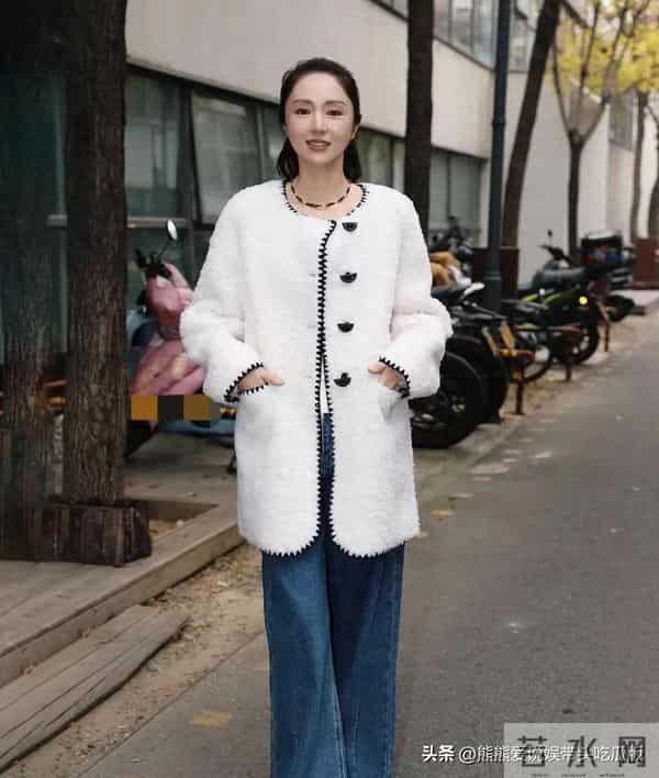 董璇穿出了70后想要的气质感！中长款毛绒外套+牛仔裤 简约又时髦