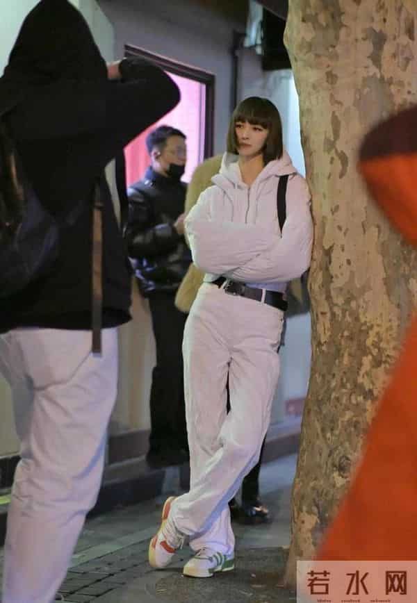 上海姑娘突然不穿大衣了，短外套如何逆袭成街拍新宠