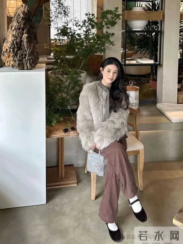 浅灰毛绒 + 棕调阔腿裤，慵懒贵气的松弛感直接焊身上！