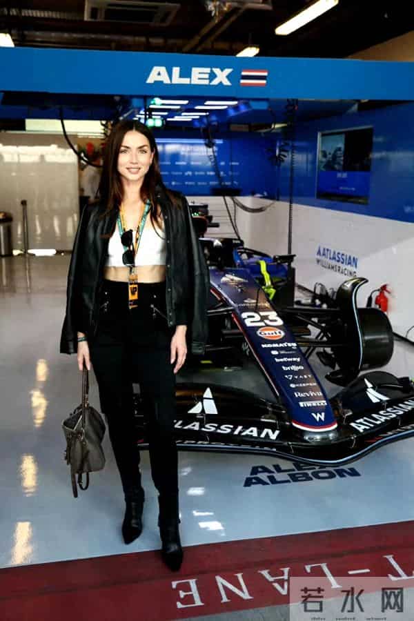 Ana De Armas 穿着整套Louis Vuitton亮相F1阿布扎比大奖赛