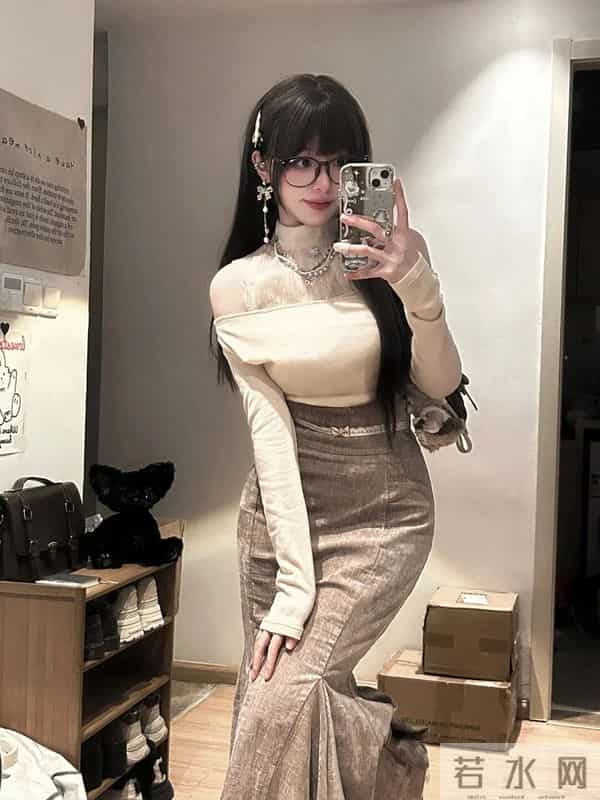 颜值穿搭，白色蕾丝上衣+鱼尾裙，优雅精致