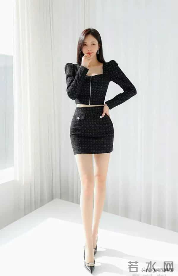 黑色细闪套裙,方领泡泡袖设计,优雅干练不失俏皮。