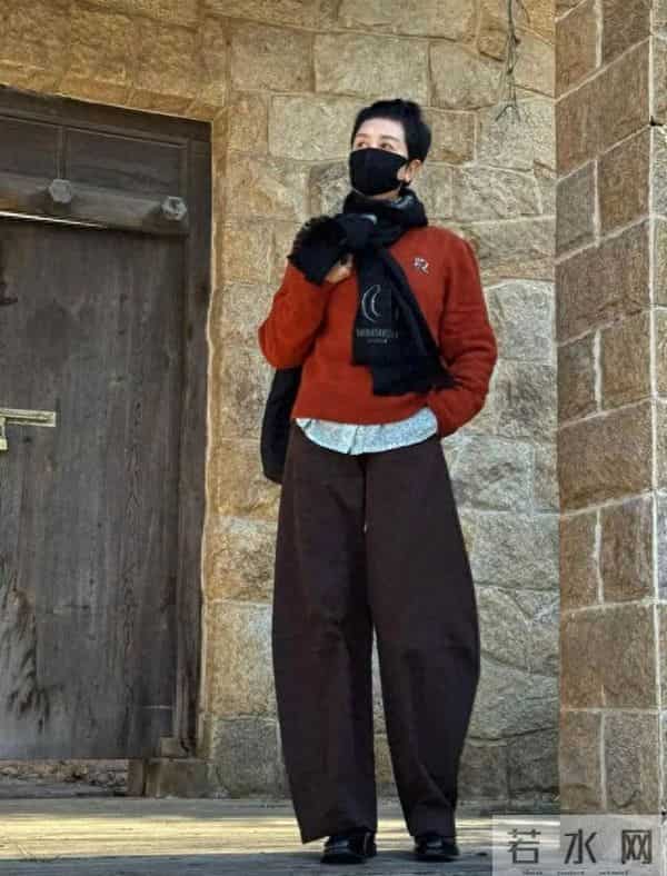 被这个50+阿姨惊艳到！穿搭不花不绿，简单却时髦，值得借鉴！