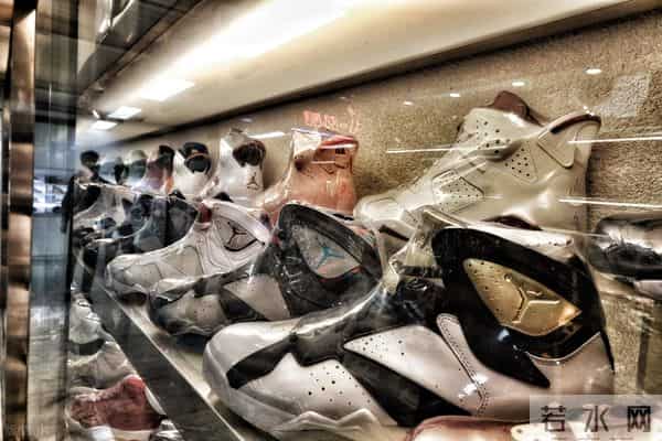 球鞋搬砖难赚钱 ，有人却靠批发年入 5000 万