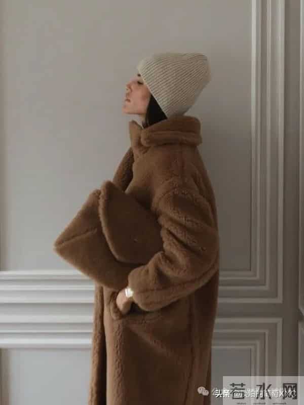 今年流行的“羊羔毛外套”太火了,这样穿时髦高级炸了!