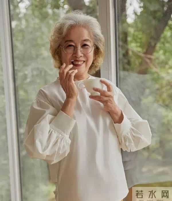 为什么我劝中老年女人：留白发、别剪短发？看素人对比图就明白了