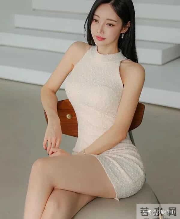 米白无袖高领针织裙，同色尖头钻饰高跟鞋。