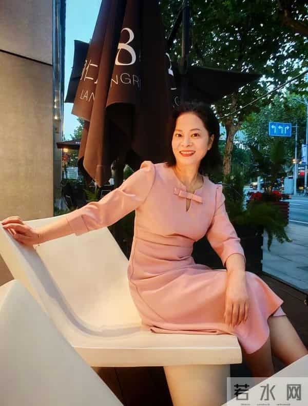 60岁的上海“敏姐”真是时尚达人，身穿粉色裙子，网友称赞像40岁