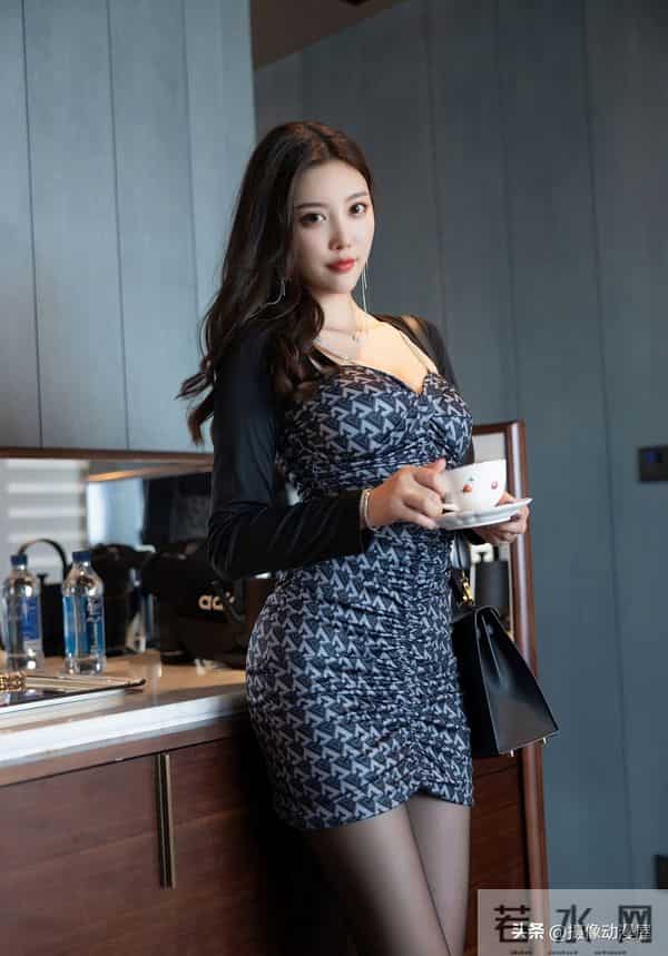 职场到约会的“穿搭变形记”:这3套造型凭什么成2025流量密码?