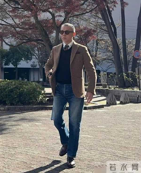 中老年男人冬天这样穿,哪怕是满头白发,也能彰显出男人成熟魅力