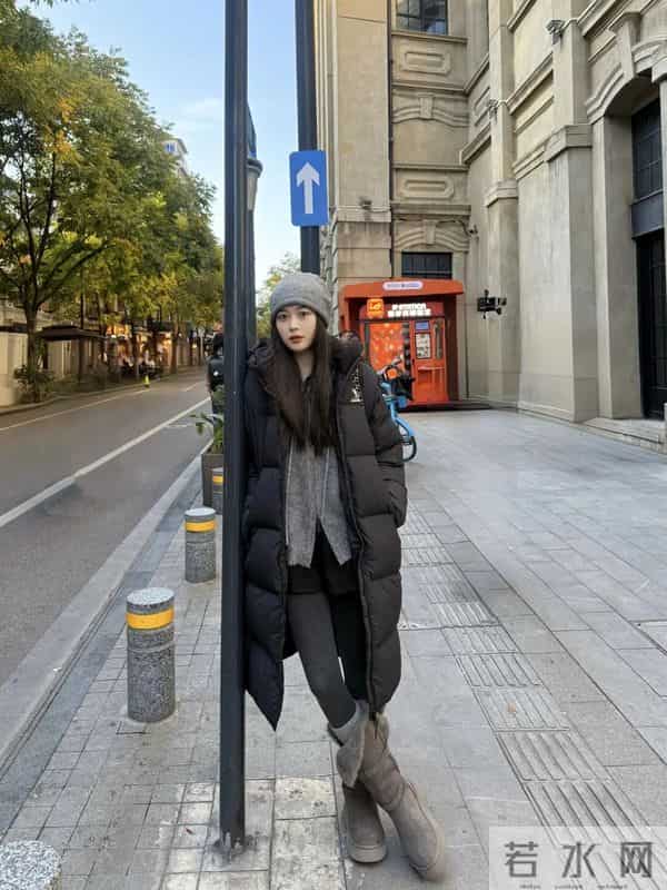 一件打底衫就可以穿出叠穿感,六个颜色给大家展示三个颜色的搭配