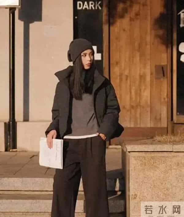 “黑色羽绒服”今年冬天火爆了，这样穿高级又显瘦