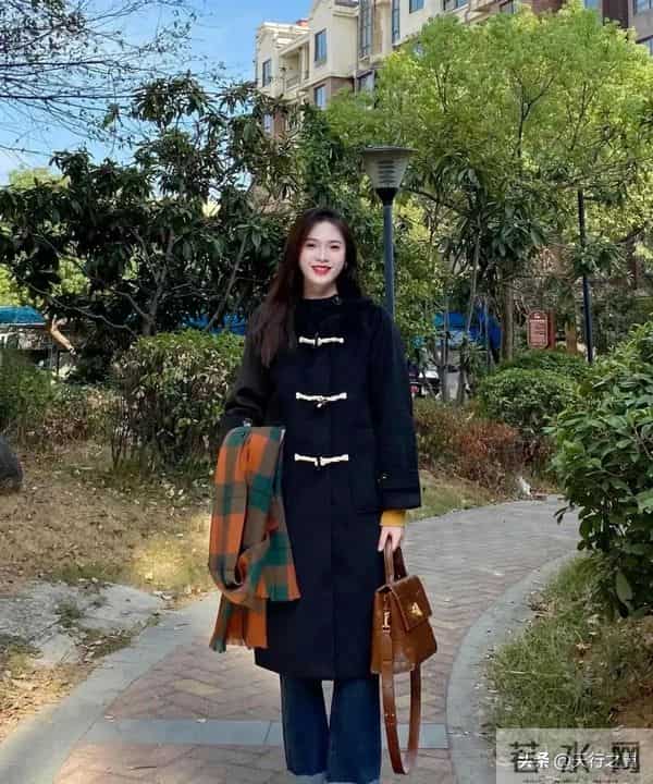 “大衣”买精不买多，长款必备，配牛仔裤、半身裙，高级又时髦