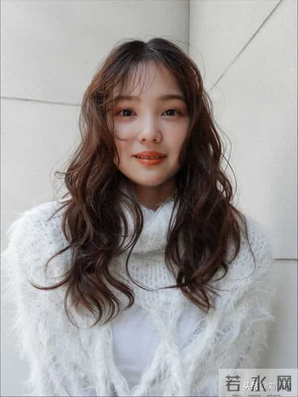解锁日系轻熟风卷发：氛围感与实用性并存的秋冬发型首选