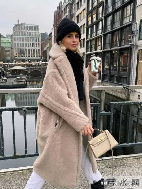 今年流行的“羊羔毛外套”太火了,这样穿时髦高级炸了!