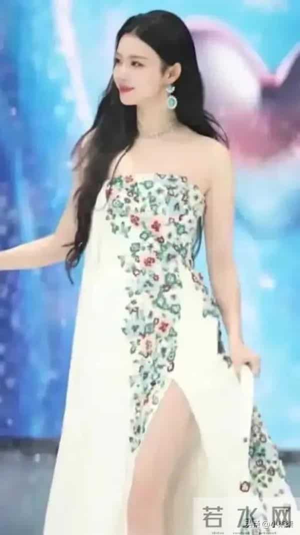 她身上的每一块脂肪都长得特别好看，太漂亮了，摇曳生姿如花似玉