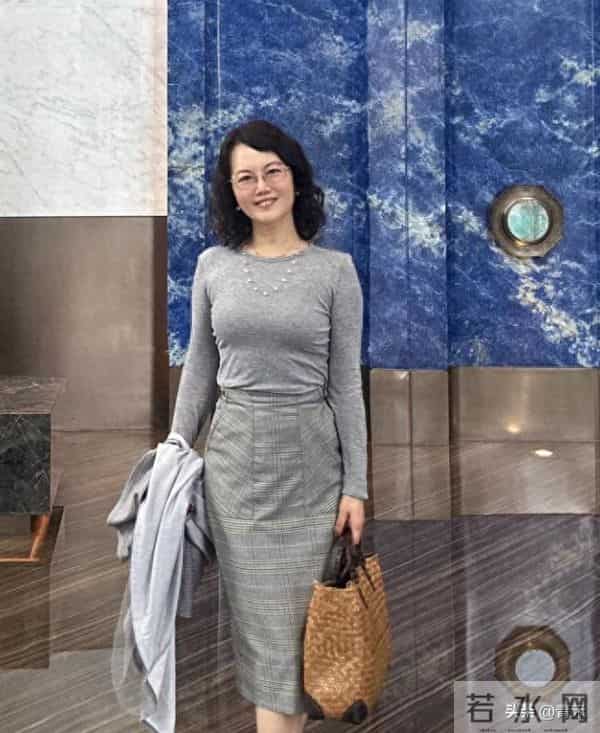 42岁穿灰衣被夸气质：揉耳增发+慢生活，发密肤净不慌张