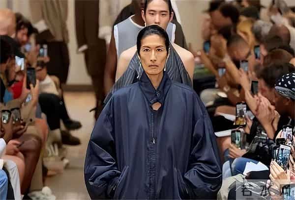 20岁嫁入纪梵希家族，49岁丧夫，52岁当模特，如今已是一线超模