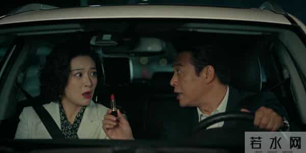 女子副驾发现口红，丈夫辩称同事女友遗留，她默默在坐垫插针回应