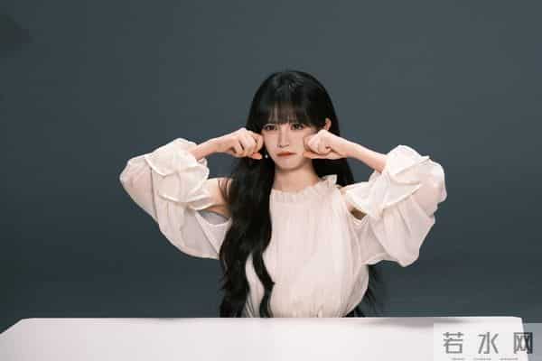 田曦薇多面魅力暴击！青绿旗袍清冷贵气，奶白纱裙甜软灵动！