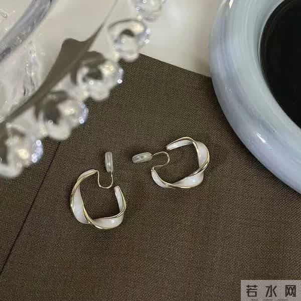 潘通色出炉！普通人怎么把流行色穿出彩？