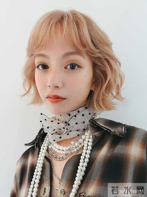 解锁日系轻熟风卷发：氛围感与实用性并存的秋冬发型首选