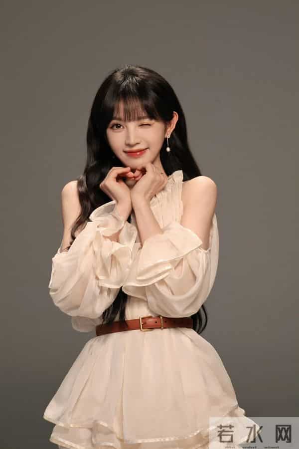 田曦薇多面魅力暴击！青绿旗袍清冷贵气，奶白纱裙甜软灵动！