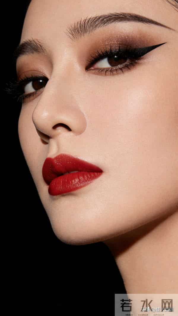 红唇眼妆杀疯了！冷艳骨相美到心尖