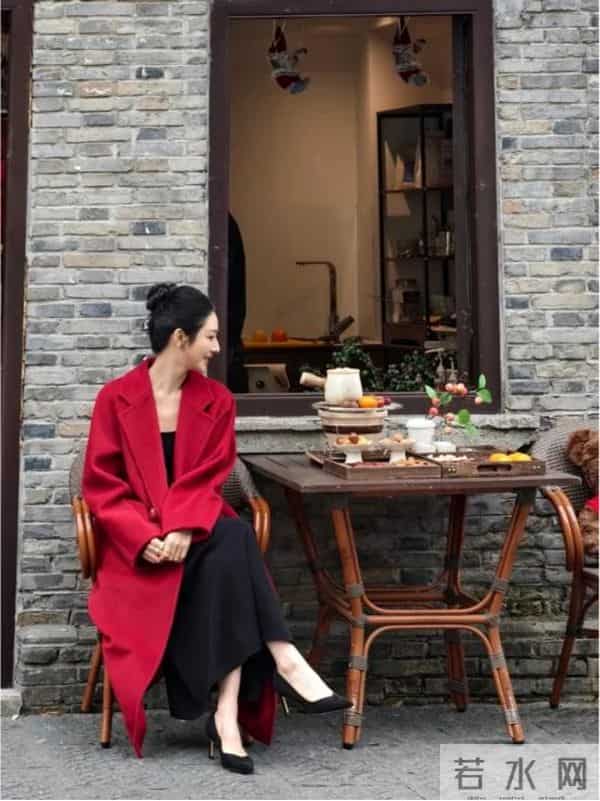 看了薇娅大衣新穿法，我悟了：搭配阔腿裤、裙子，高级感拉满