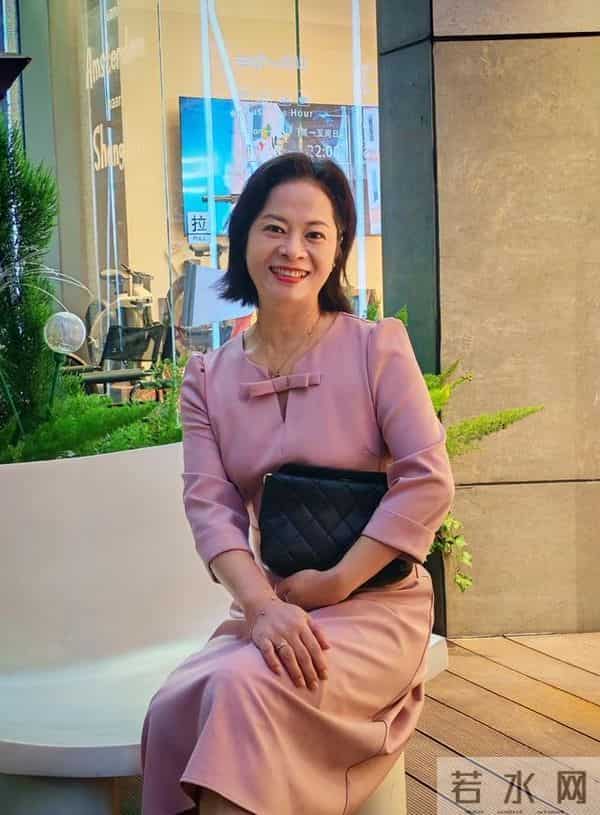 60岁的上海“敏姐”真是时尚达人，身穿粉色裙子，网友称赞像40岁