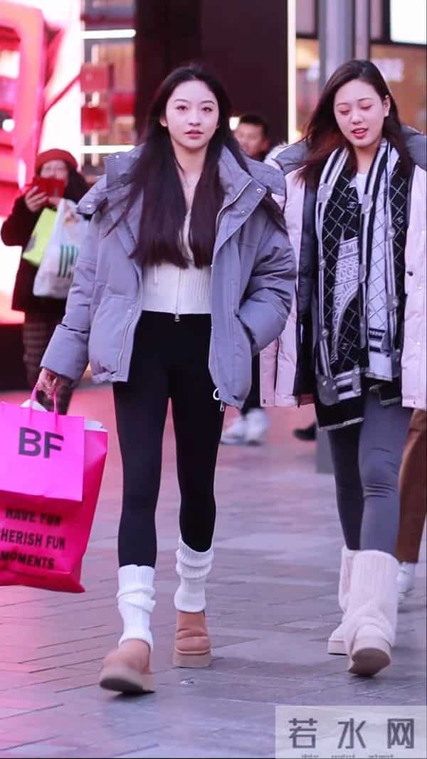 羽绒服瑜伽裤配袜套就是炮姐穿搭吗?