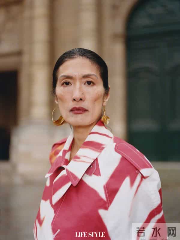 20岁嫁入纪梵希家族，49岁丧夫，52岁当模特，如今已是一线超模