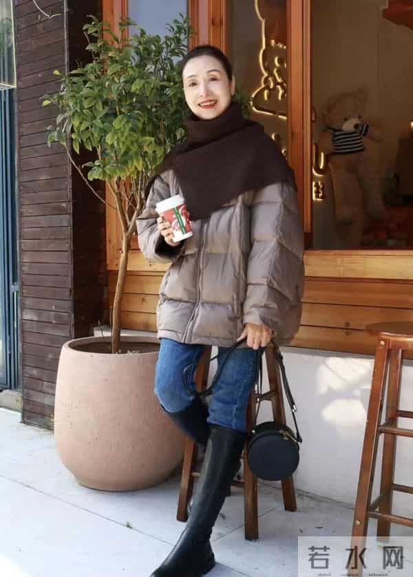 女人上了年纪,外套尽量别穿皮草、摇粒绒,换成这些会更保暖减龄