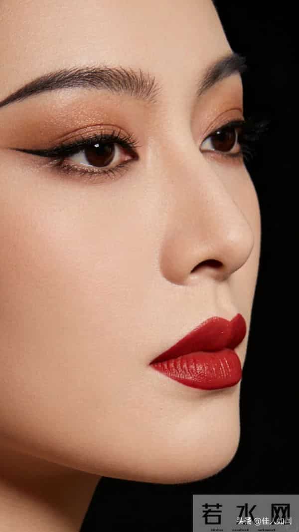 红唇眼妆杀疯了！冷艳骨相美到心尖
