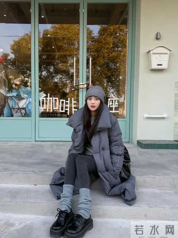 一件打底衫就可以穿出叠穿感,六个颜色给大家展示三个颜色的搭配