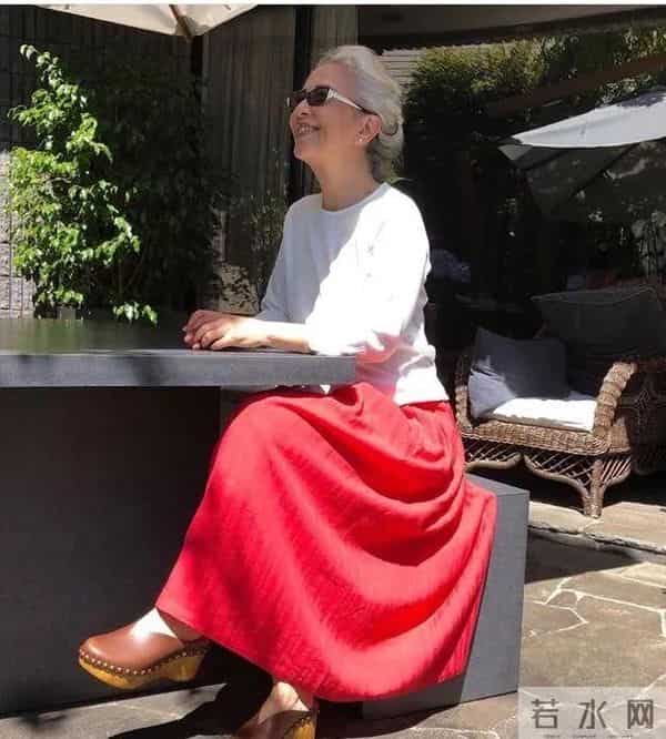 为什么我劝中老年女人：留白发、别剪短发？看素人对比图就明白了