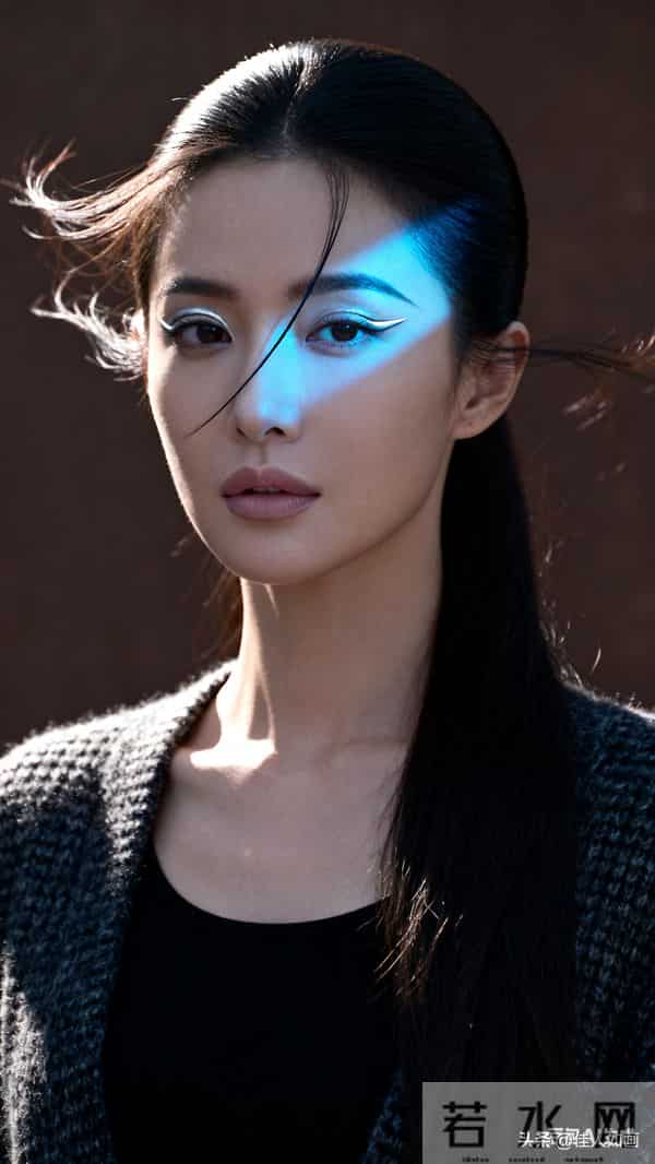这蓝光衬得她也太绝了
