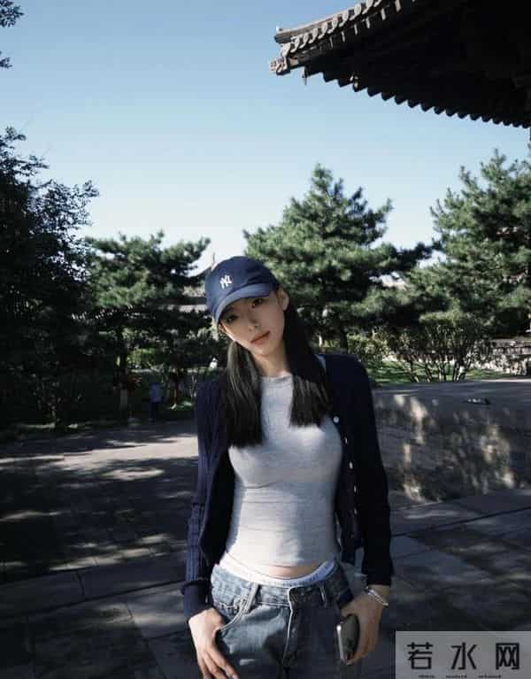 最喜欢这种“高冷”风穿搭,藏蓝色开衫+牛仔裤,给人以想象空间